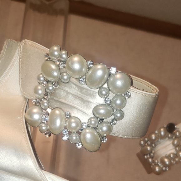 Shoes. Cream color satin Nina pumps - Picture 7 of 11